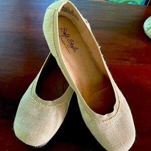 Like New Soft Styles Beige Linen Shoes w Wedge Heels 8.5M